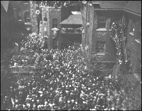 Jane Addams' funeral in the Hull House courtyard.